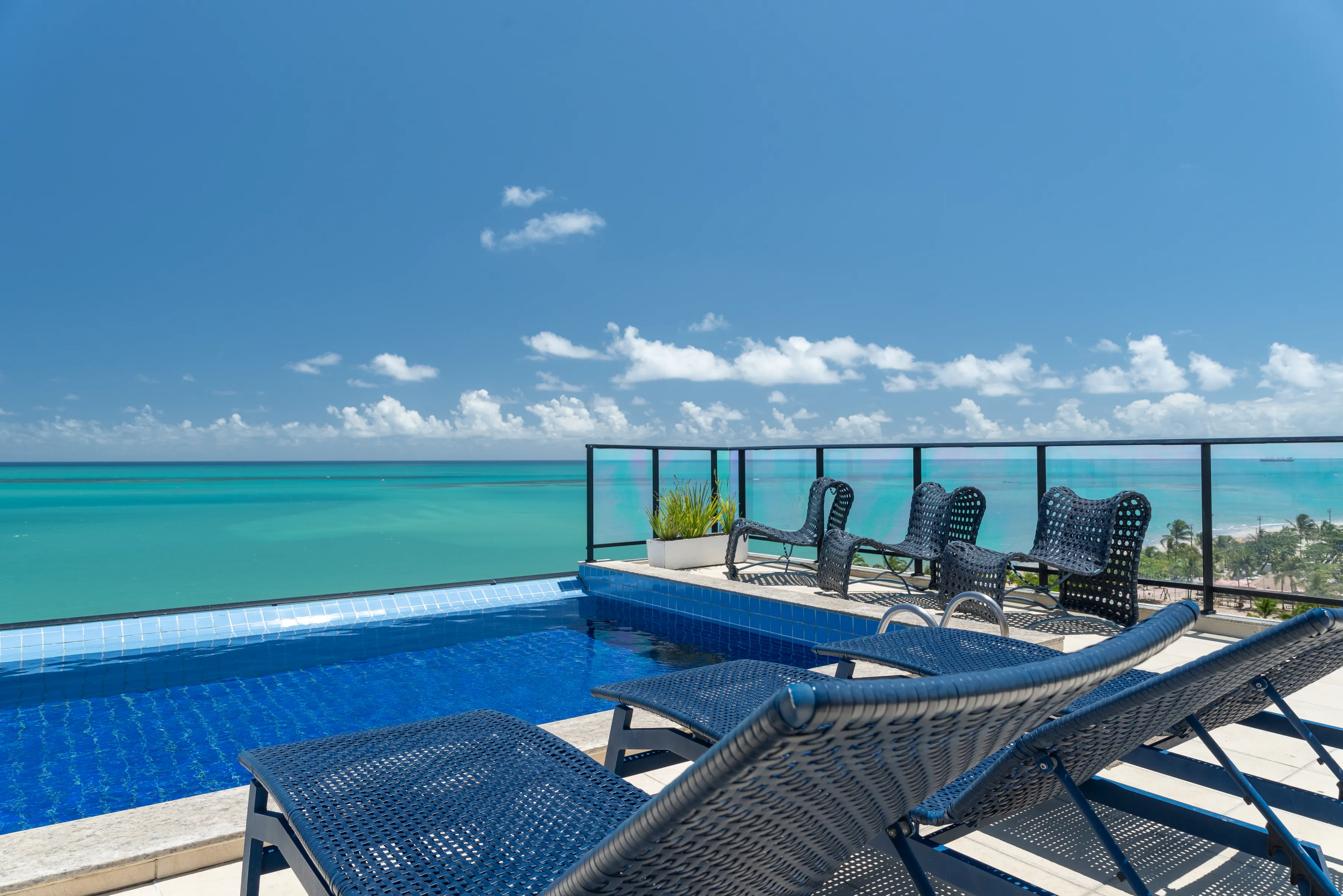 piscina com borda infinita